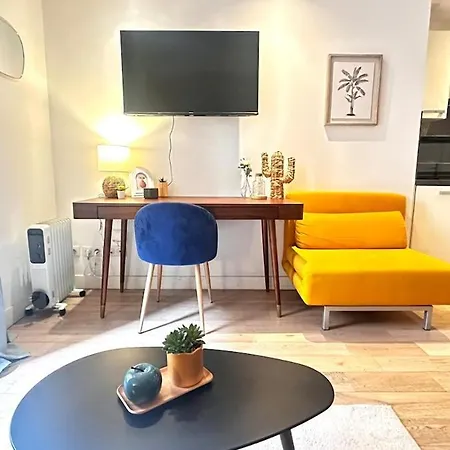 Design Et Lumineux Pres Du Port De