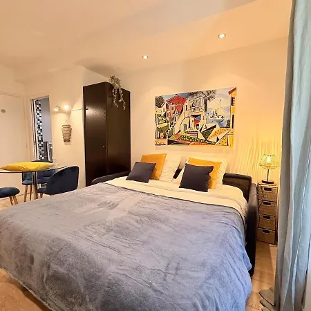 Design Et Lumineux Pres Du Port De