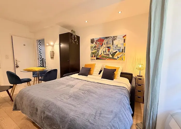 Design Et Lumineux Pres Du Port De