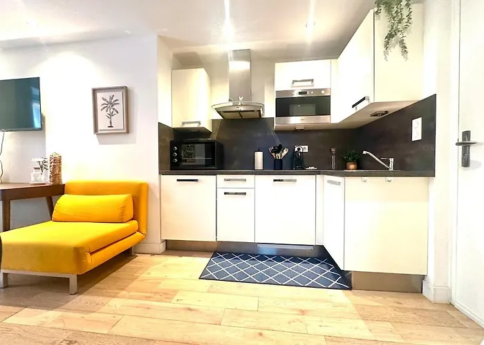 Design Et Lumineux Pres Du Port De