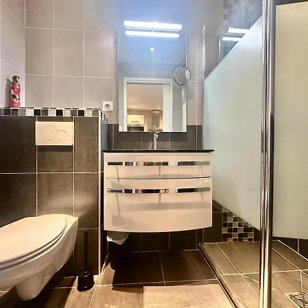 Design Et Lumineux Pres Du Port De Ницца