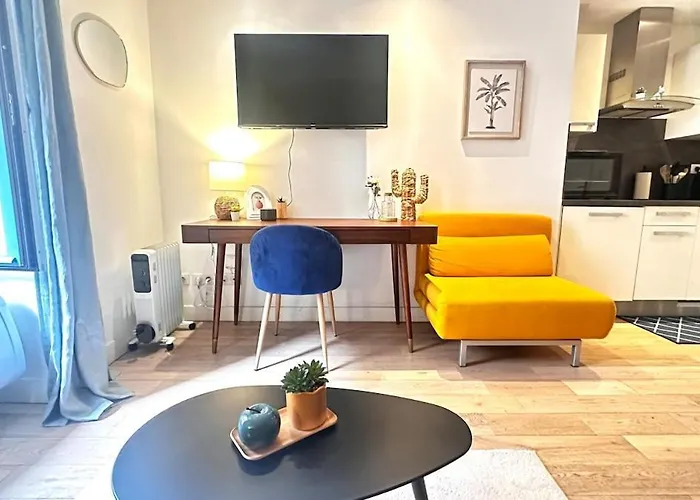 Design Et Lumineux Pres Du Port De