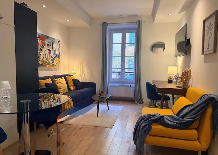 Design Et Lumineux Pres Du Port De